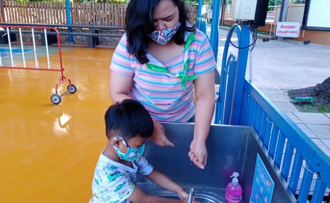 จิตอาสาสอนวิธีล้างมือที่ถูกต้อง