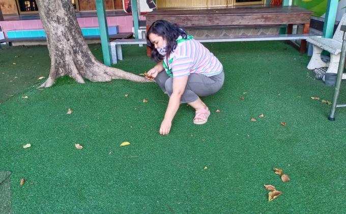 จิตอาสาเก็บเศษใบไม้บริเวรสนามเด็กเล่น