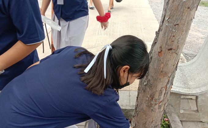 จิตอาสาเก็บขยะริมถนน