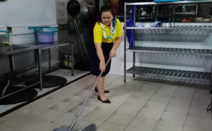 จิตอาสาทำความสะอาดโรงอาหาร