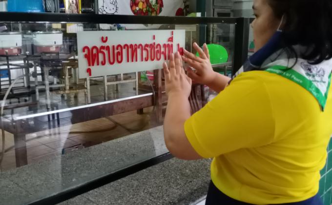 จิตอาสาติดสติ๊กเกอร์ ในโรงอาหาร