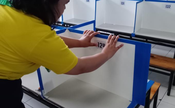 จิตอาสาทำที่นั่งโรงอาหาร