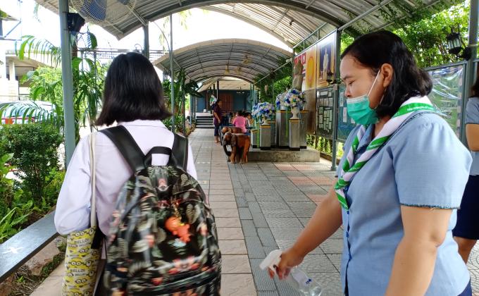 จิตอาสาฉีดสเปร์ยนักเรียนก่อนเข้า โรงเรียน