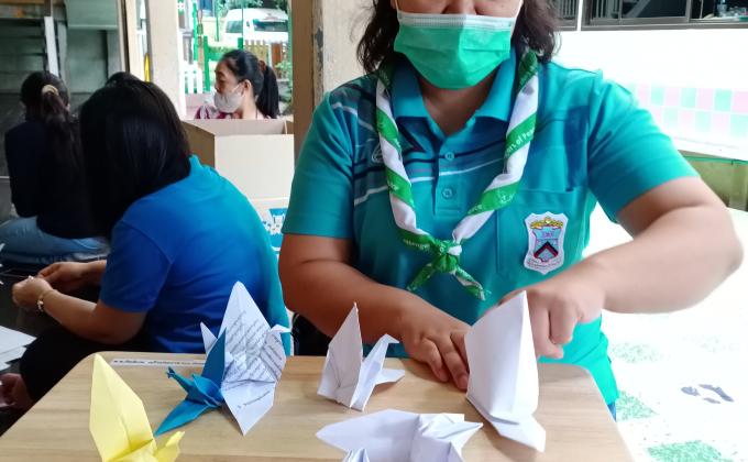 จิตอาสาพับงานสันติภาพ