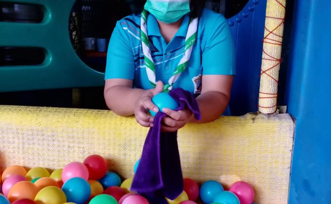 จิตอาสาทำความสะอาดบ่อบอล