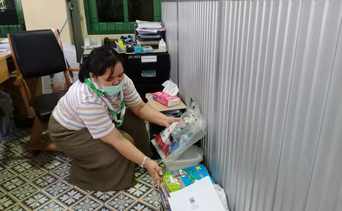 จิตอาสา จัดเรียงเอกสารในห้องทำงาน