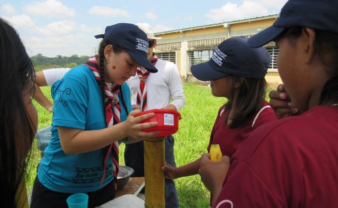 Intercambio de saberes entre los jóvenes Jiw y jóvenes Scout del grupo 2 Nukak Maku del casco urbano de San José del Guaviare, Colombia.