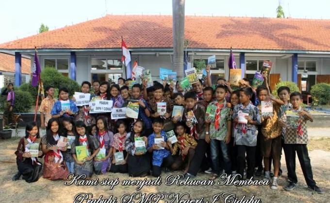 Kuningan's PRABUHI Team run "1000 books & 1000 scouts"