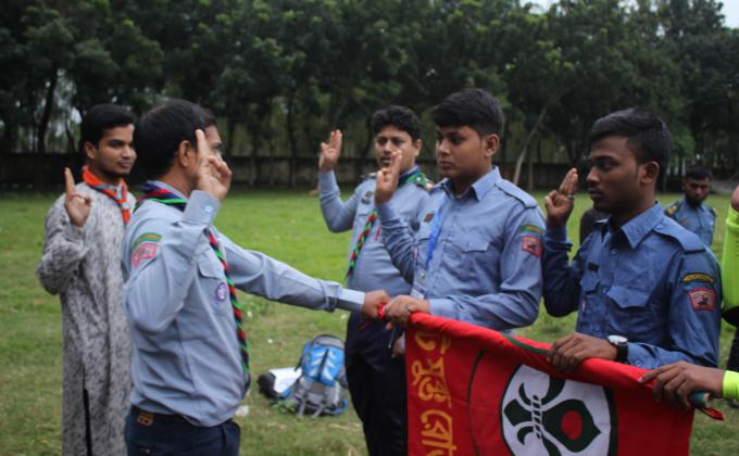 রোভার সহচরকে দীক্ষা প্রদান