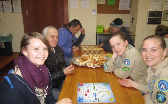 Slovenian scouts helping out the homeless