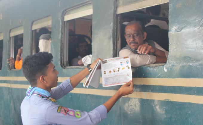 জেলা রোভার থেকে করোনা লিফলেট বিতারণ 