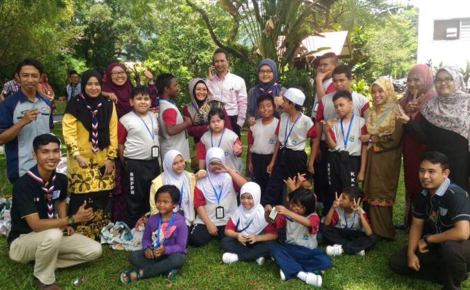 Fasilitator bersama Pelajar Pendidikan Khas SK Pasukan Polis Hutan 
