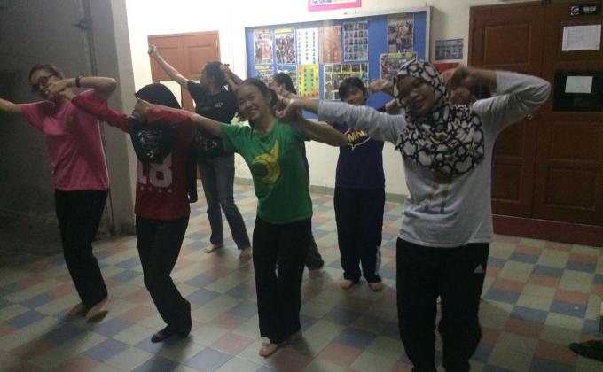 Melatih Tarian Mop