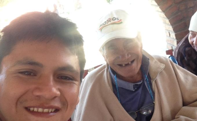 DANDO A LA FELICIDAD A LAS PERSONAS DE LA TERCERA EDAD
