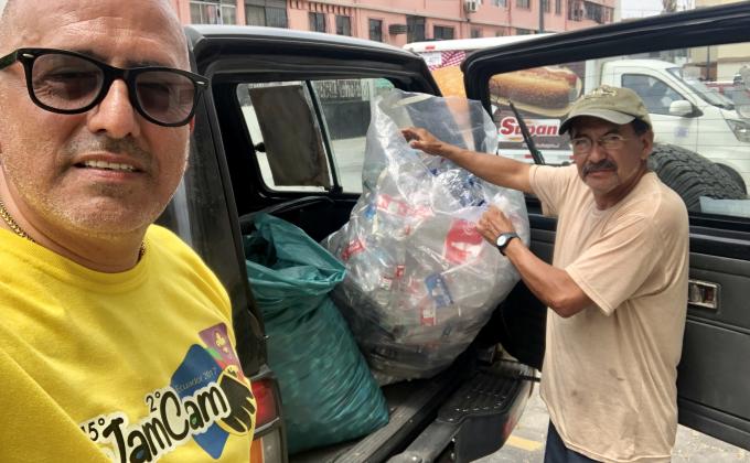 Con el reciclaje de las botellas plásticas puedo ayudar al planeta tierra a vivir mejor cada día y también ayudar a un padre de familia y a un chambero