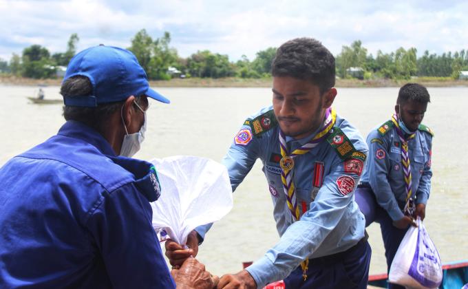 সেবার লক্ষ্যে এগিয়ে যাই, বন্যার্তদের পাশে দাড়াই (আমরা স্কাউট গ্রুপ,ঢাকা)