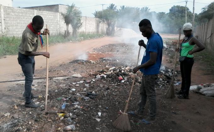Nettoyage d'un dépotoir sauvage à Apédokoè
