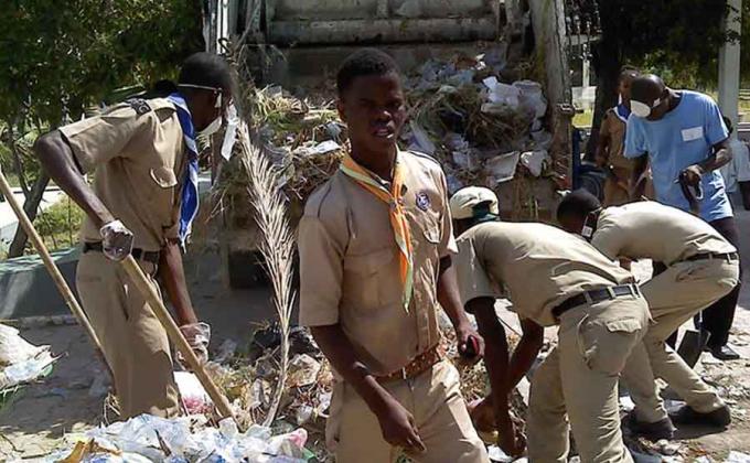 Scouts turn a « rubbish dump » into plaza