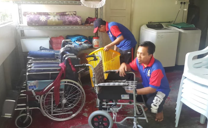 Sukarelawan bersama warga emas