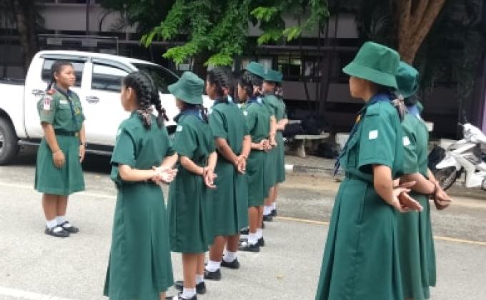 การฝึกให้สัญญาณมือบบสากลโดยลูกเสือผู้นำสันติภาพ โรงเรียนท่าม่วงราฎร์บำรุง