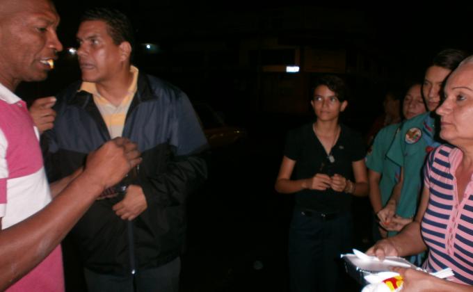 Dirigentes del GS Paraguana ayudando a los mas necesitados.