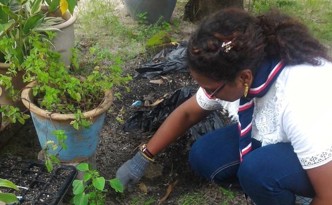 Program Khidmat Komuniti Gotong-Royong Membersihkan Kawasan Rumah Komuniti