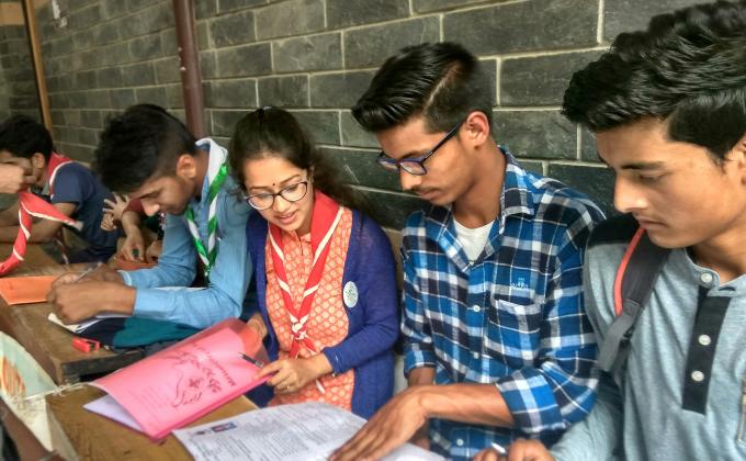 नए बच्चों की दाखिला में मदत की