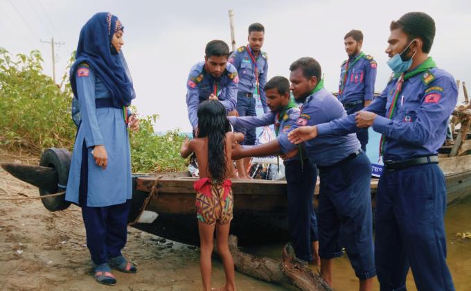 বন্যার্তদের ত্রাণ বিতরণ 