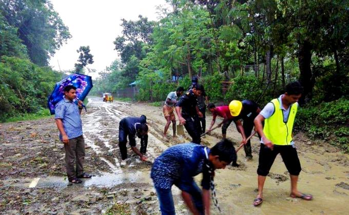 পাহাড় ধ্বসে বন্ধ হয়ে যাওয়া সড়ক চলাচল উপযোগী অভিযান