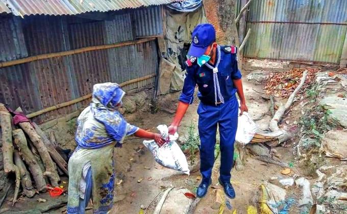 করোনা মহামারীর মাঝে ঘরে ঘরে পোঁছে হল ত্রাণ সামগ্রী