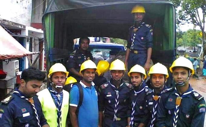 পাহাড় ধ্বসে রাস্তায় পড়ায় রাস্তাঘাট সচল করার অভিযান