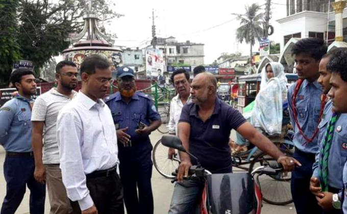 Helping Traffic Polices on " Traffic Week ". (2019)
