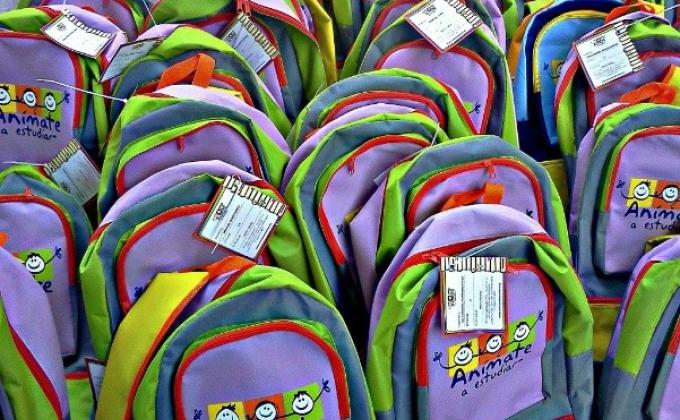 Donando mochilas
