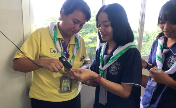 สอนนักเรียนวิทยาลัยอาชีวศึกษาเทคโนโลยีเอเชียทำโบว์ธรรมภิบาล