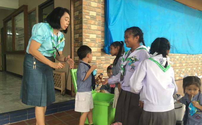 จิตอาสาแจกนมให้นักเรียน