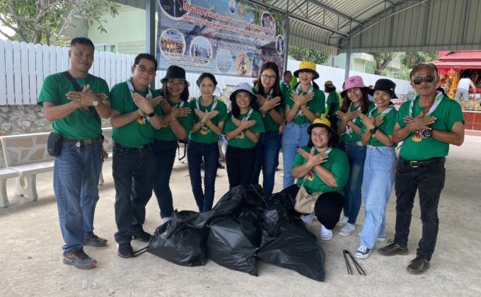 เก็บขยะริมทะเล