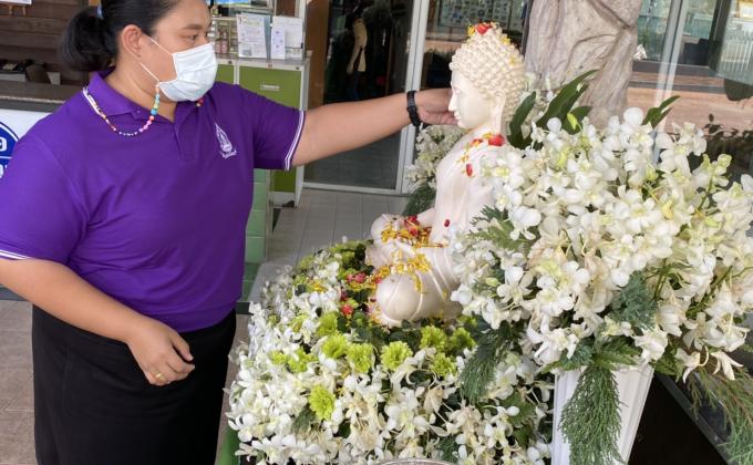 Sprinkle water onto a Buddha image
