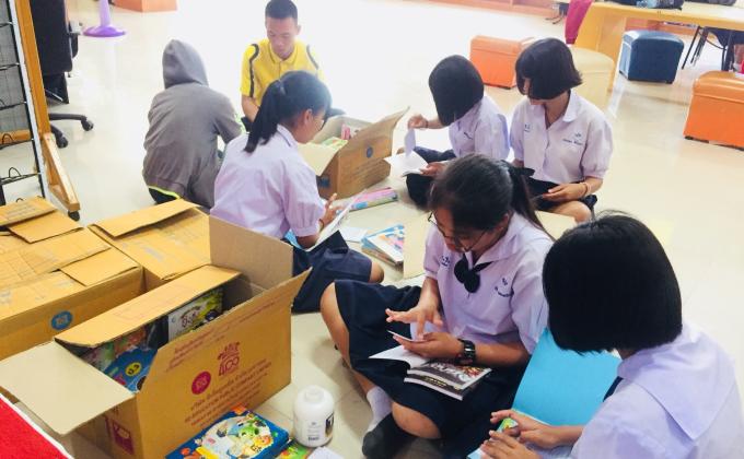 คัดแยกหนังสือออกเป็นหมวดหมู่ 