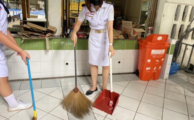 กวาดขยะบริเวณโรงอาหาร