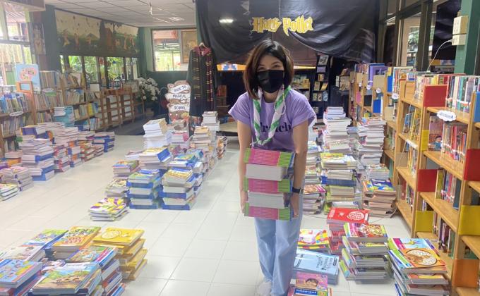 จิตอาสา จัดเตรียมหนังสือเรียนพร้อมจำหน่าย
