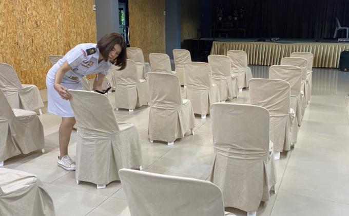 จิตอาสา จัดเก้าอี้ในที่ประชุม