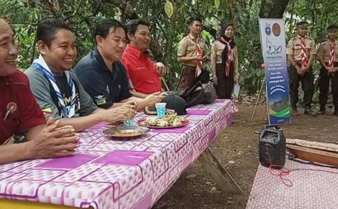 Momen perdana pertemuan ramah tamah Kontingen Pelatih Gerakan Pramuka Kalimantan Barat dengan Kordinator MoP Sarawak Malaysia di Eco Camp Pramuka Sajingan Besar 