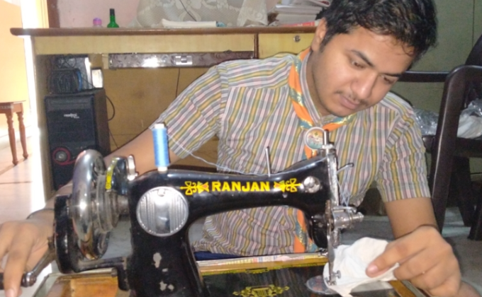 कोरोना वाइरस महामारी में लोगों के लिए मास्क बनाते हुए।
