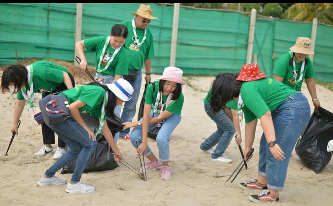 จิตอาสาเก็บขยะชายหาด