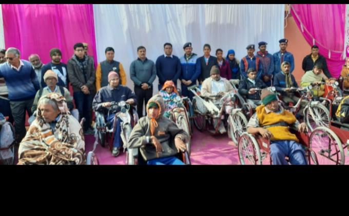 दिव्यांग जनो को उपकरण और ट्रायसाइकिल बांटी 