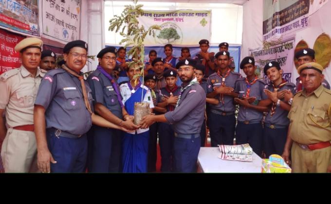 पौधे वितरण किये गए ।