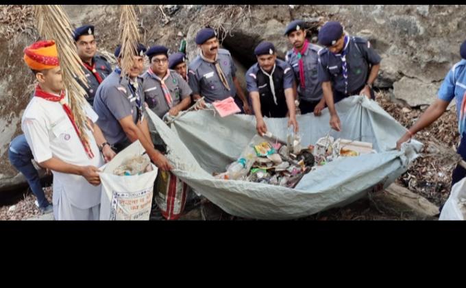 नक्की झील में किया श्रमदान