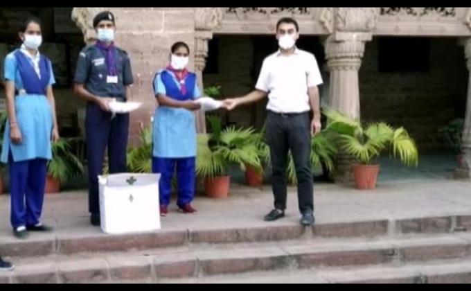 जोधपुर जिला कलेक्टर श्रीमान प्रकाश जी राजपुरोहित को 500 मास्क सुपुर्द करते हुए