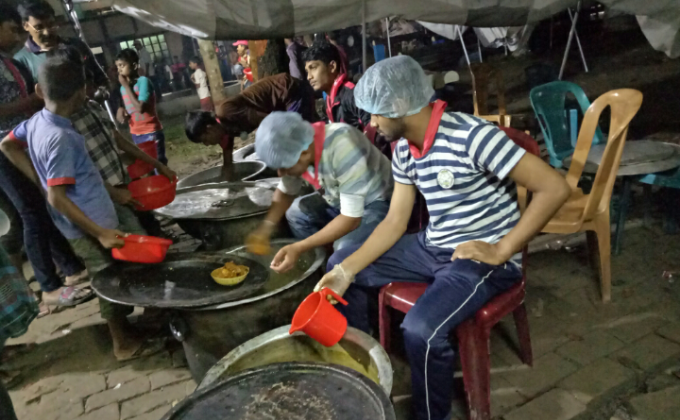 কাব স্কাউটদের খাদ্য বিতরণ 