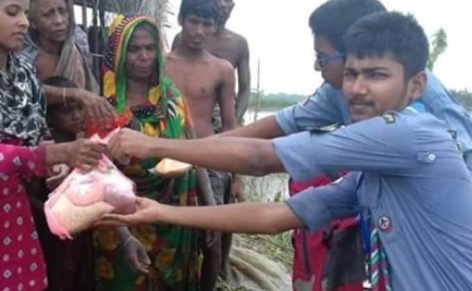 বন্যায় ত্রাণ বিতরণ।

